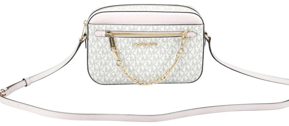 Jet Set Item Bolso grande East West Signature de piel con cremallera y cadena (Vanilla PVC/Powder Blush)