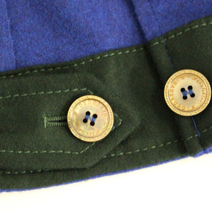 Elegante chaqueta de lana azul con collar extraíble