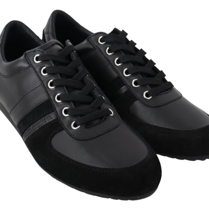 Elegantes zapatillas de deporte deportivo de cuero negro