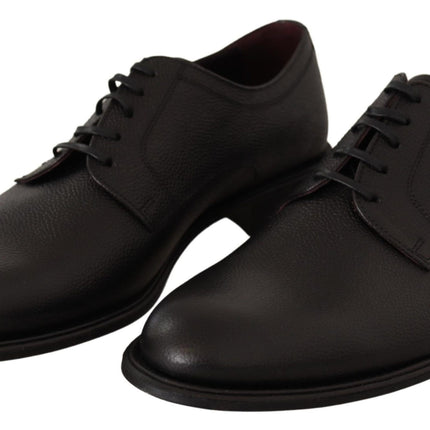 Elegantes zapatos de vestir derby de cuero negro