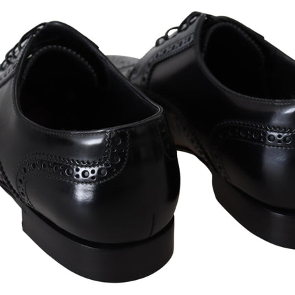 Elegantes zapatos de derby formales de cuero negro