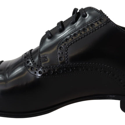 Elegantes zapatos de derby formales de cuero negro