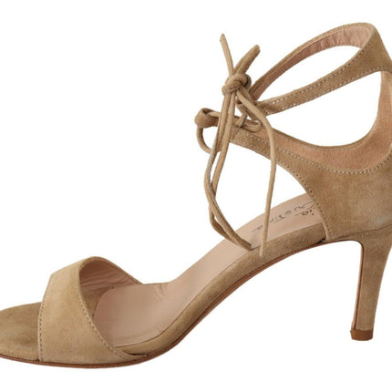 Elegantes tacones de correa de tobillo de gamuza beige