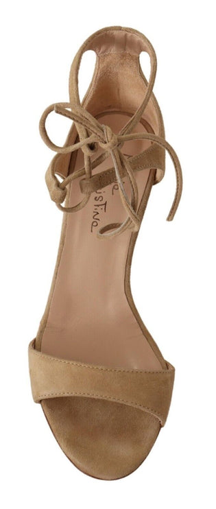 Elegantes tacones de correa de tobillo de gamuza beige