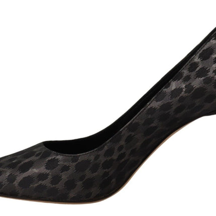 Elegantes tacones de cuero con estampado de leopardo negro