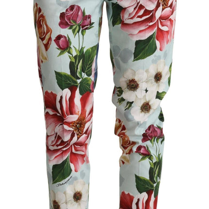 Eleve su elegante con pantalones cónicos florales