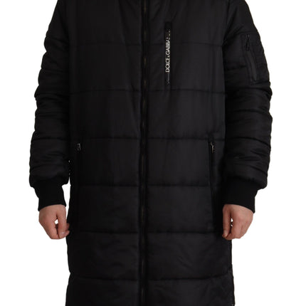 Elegante chaqueta de invierno de parka con capucha negra