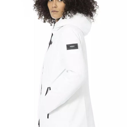 Veste blanche élégante avec capuche réglable