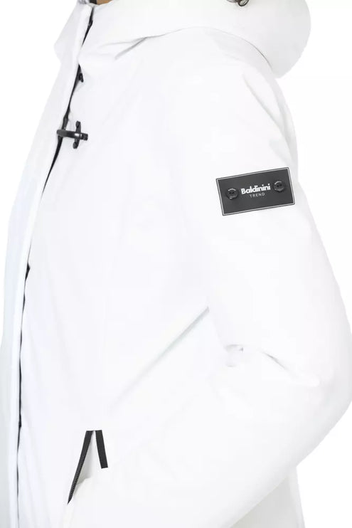 Veste blanche élégante avec capuche réglable