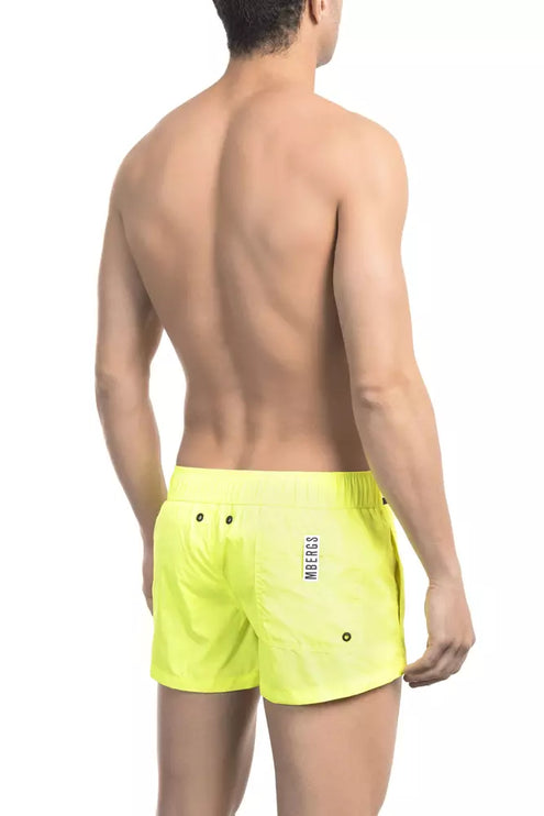 Elegantes pantalones cortos de natación de micro amarillo con banda de contraste