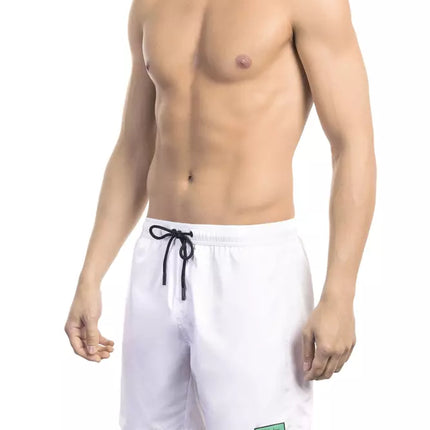 Elegantes pantalones cortos de natación blancos con detalle del logotipo