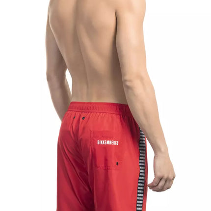 Pantalones cortos de natación rojos con detalle de bolsillo trasero