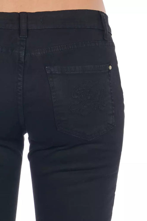 Elegantes jeans de mezclilla de motociclista en negro