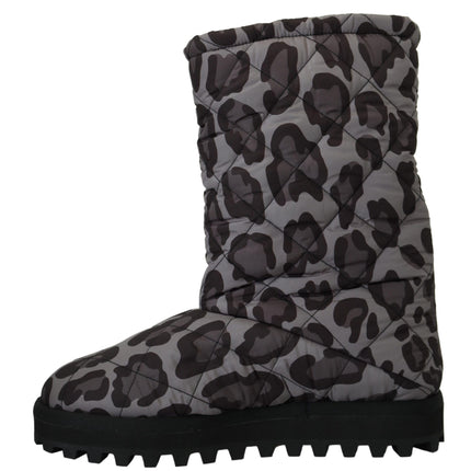 Elegantes botas de ternero de leopardo gris gris