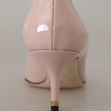 Elegantes tacones de cuero de patente en rosa