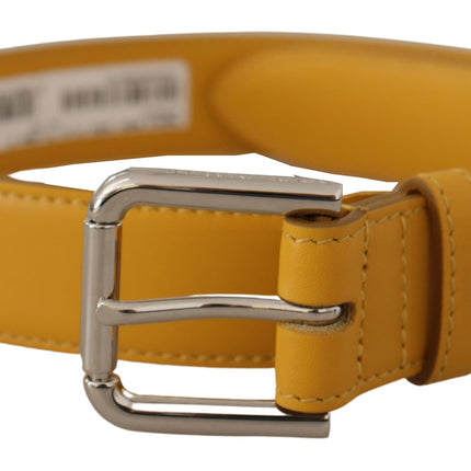 Ceinture en cuir élégante au soleil jaune