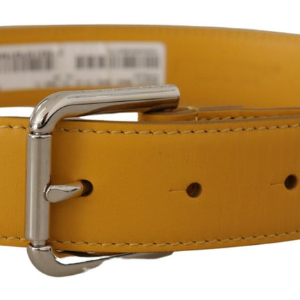 Ceinture en cuir élégante au soleil jaune