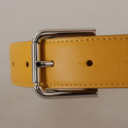 Ceinture en cuir élégante au soleil jaune