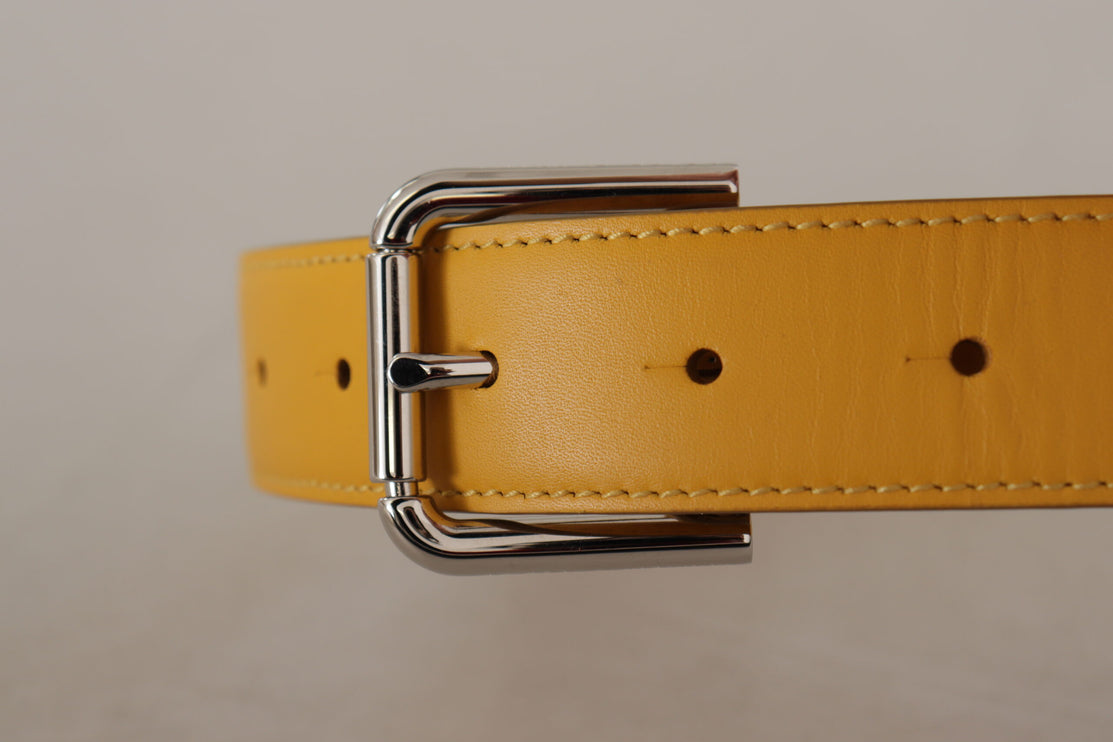 Ceinture en cuir élégante au soleil jaune