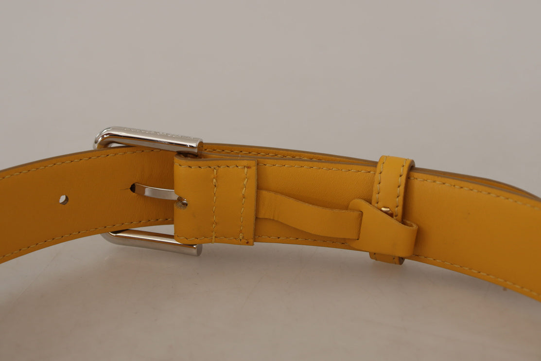 Ceinture en cuir élégante au soleil jaune