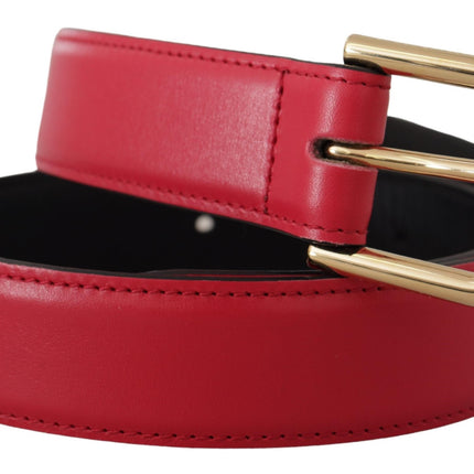 Ceinture en cuir rouge élégante avec boucle dorée