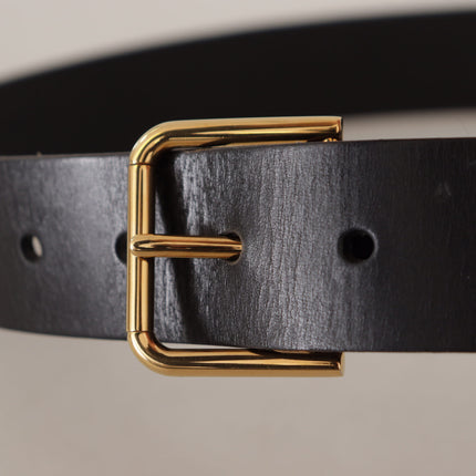 Ceinture en cuir noir élégant avec boucle dorée