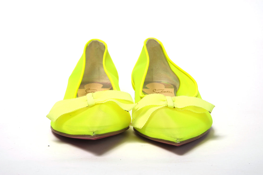 Zapato de punta de punto plano de color amarillo fluro