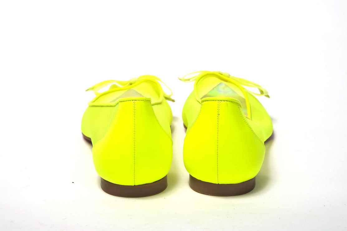 Zapato de punta de punto plano de color amarillo fluro