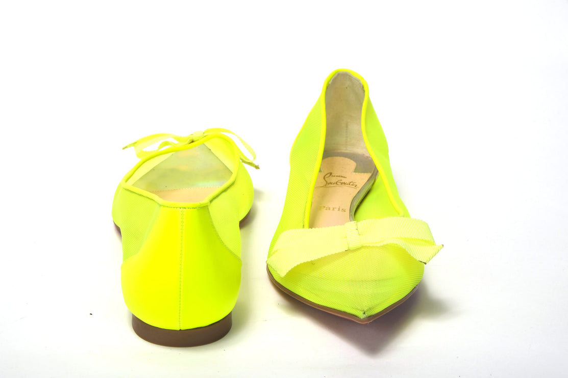 Zapato de punta de punto plano de color amarillo fluro