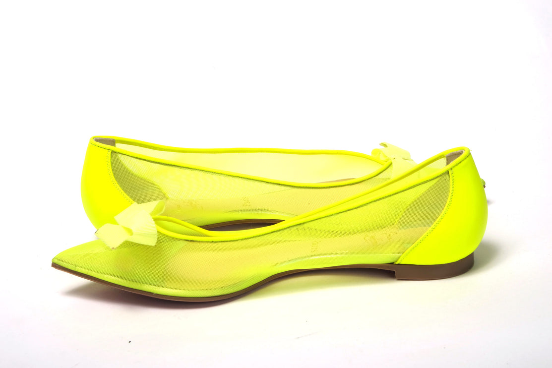 Zapato de punta de punto plano de color amarillo fluro