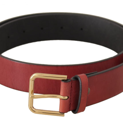 Ceinture en cuir rouge élégante avec boucle gravée