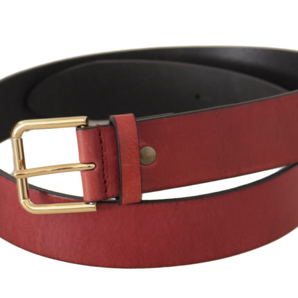 Ceinture en cuir rouge élégante avec boucle gravée