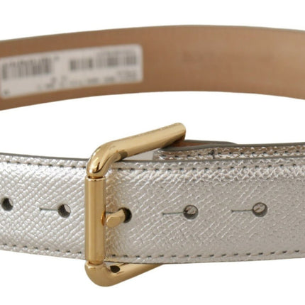 Ceinture en cuir argenté élégante avec boucle gravée