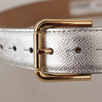 Ceinture en cuir argenté élégante avec boucle gravée