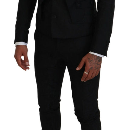 Elegante traje de martini negro para el hombre moderno