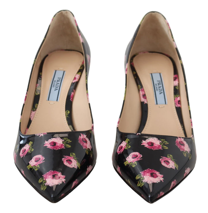 Elegantes bombas de cuero con estampado floral