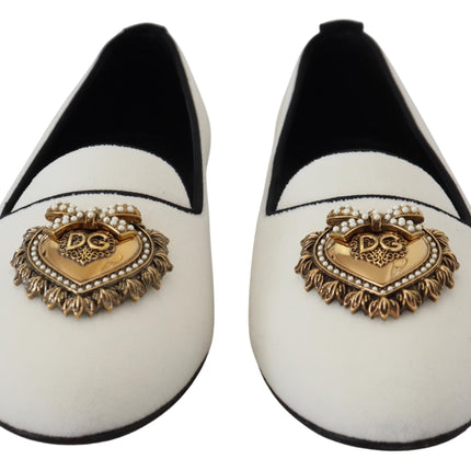 Elegantes mocasines de terciopelo blanco con detalle del corazón dorado