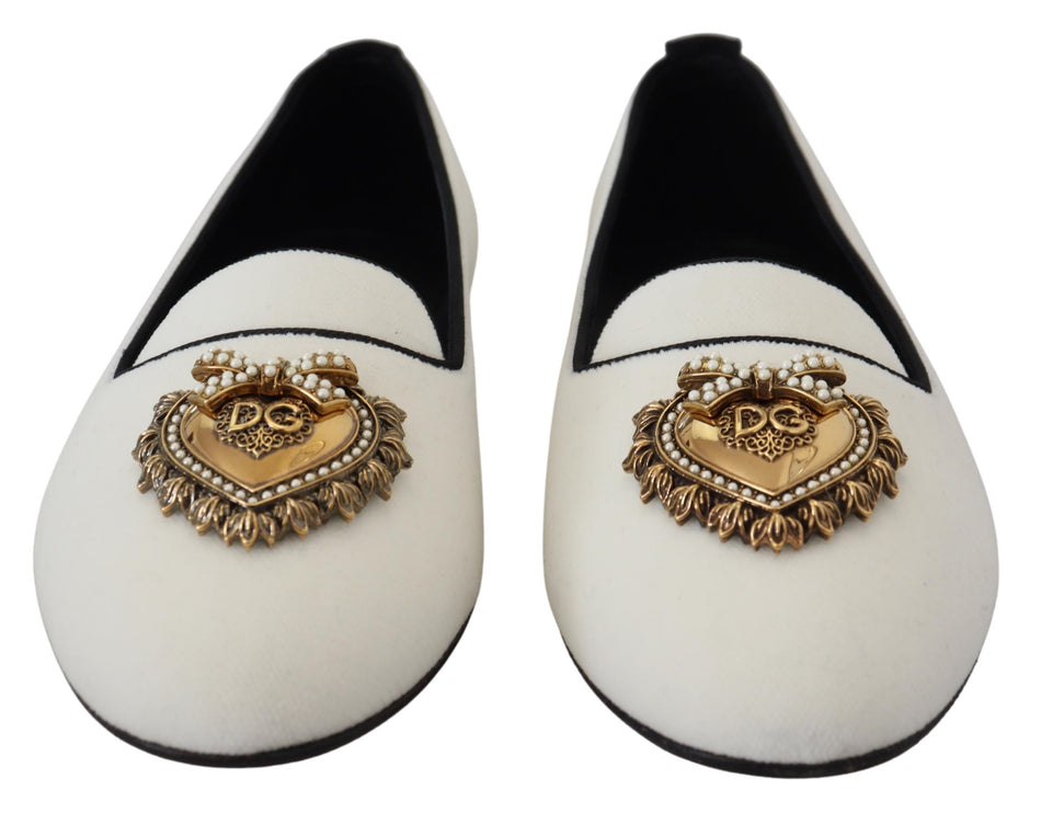 Elegantes mocasines de terciopelo blanco con detalle del corazón dorado