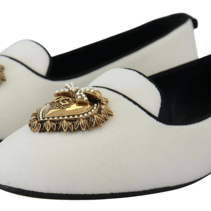 Elegantes mocasines de terciopelo blanco con detalle del corazón dorado