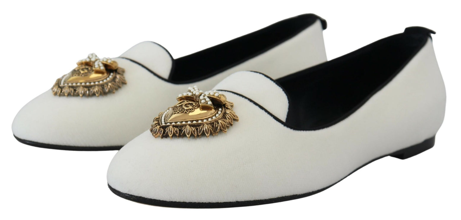 Elegantes mocasines de terciopelo blanco con detalle del corazón dorado