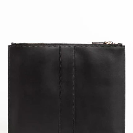 Elegante bolso de bolsillo de piel negra