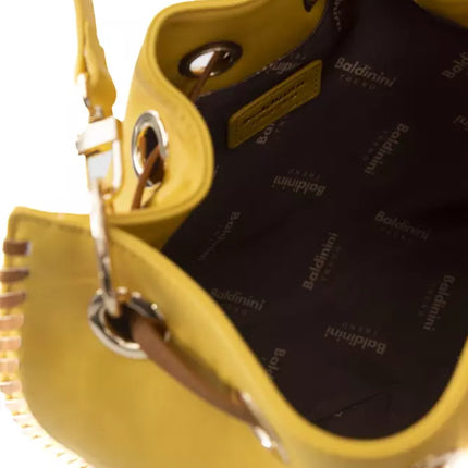 Bolso de hombro amarillo con detalle dorado