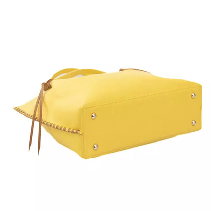 Elegante bolso amarillo con detalles dorados