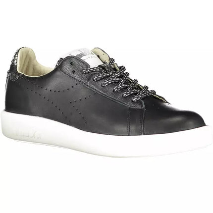 Sneakers per la pizzo del contrasto nero chic nero