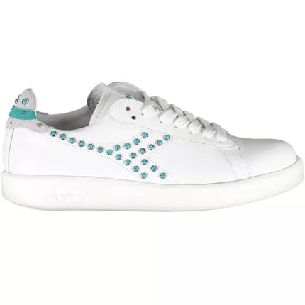 Sneaker al pizzo bianco chic con accenti contrastanti