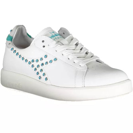 Sneaker al pizzo bianco chic con accenti contrastanti