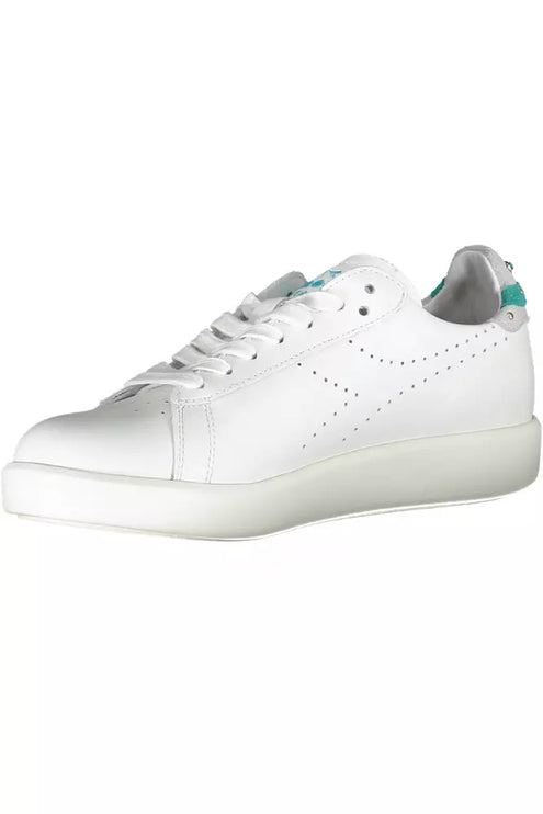 Sneaker al pizzo bianco chic con accenti contrastanti