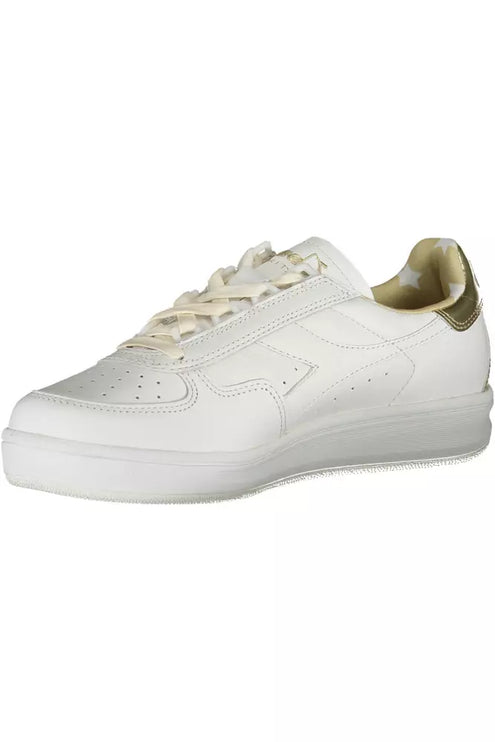 Eleganti sneaker sportivi allacciati bianchi