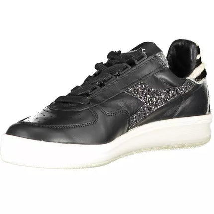 Sneaker in pelle nera eleganti con accenti di contrasto