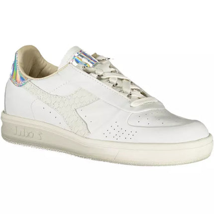 Sneaker al pizzo bianco chic con accento logo